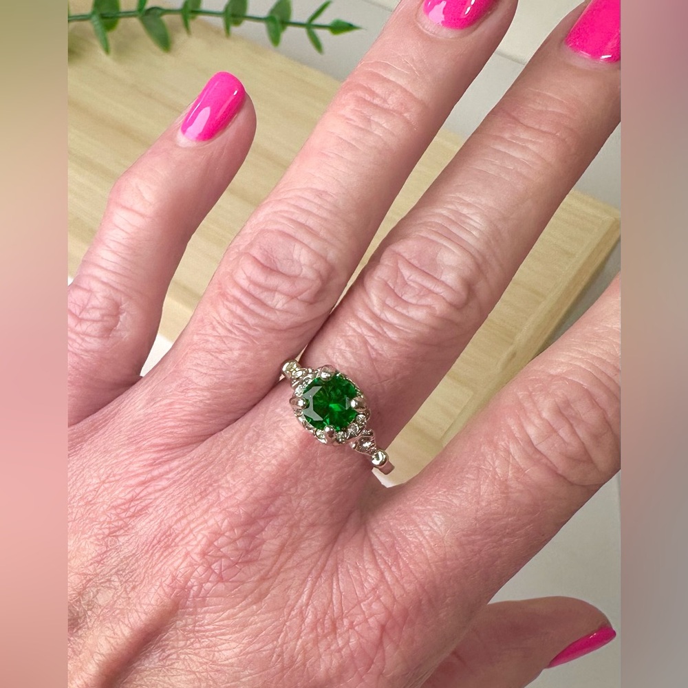 💚Silver Tone Faux Emerald Ring Size 8.25